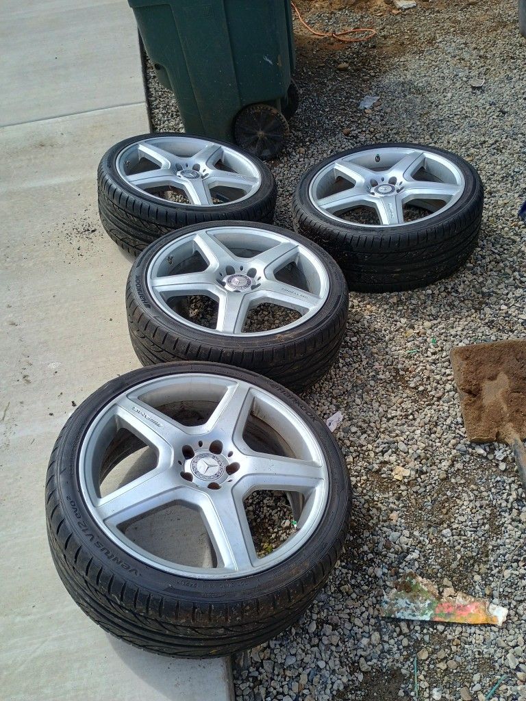 A 20 In AMG Mercedes Wheels Tire Size 255/35-20s