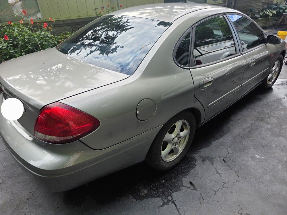 2004 Ford Taurus