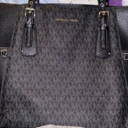 Michael Kors Purse Slighty Used Come Pick Up ASAP