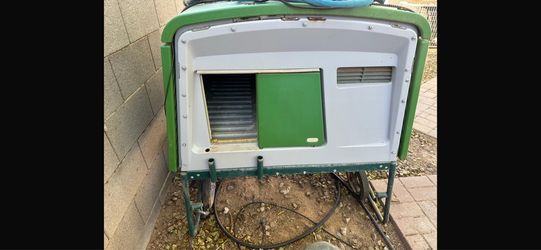 Chicken Coop - Omelet Eglu Cube w/ Auto Close and Chicken Run