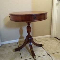 VINTAGE ROUND CLAWFOOT TABLE. IN BEAUTIFUL CONDITION! 