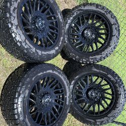  5 Lug 22” Motive Off-road (Black) Rims & Fuel Gripper A/T P275/55R20 117S XL Tires