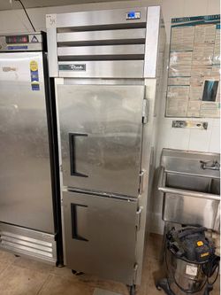 True STM1R-2HS-HC 27.5" Solid Half Door Reach-In Refrigerator on Casters w/Heavy-Duty Wire Sheet Pan Racks