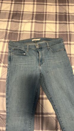 Levi’s 32x30 skinny shaping strech material
