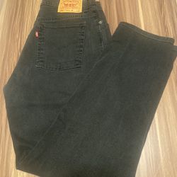 Woman’s Levi’s Jean Size 14                         K