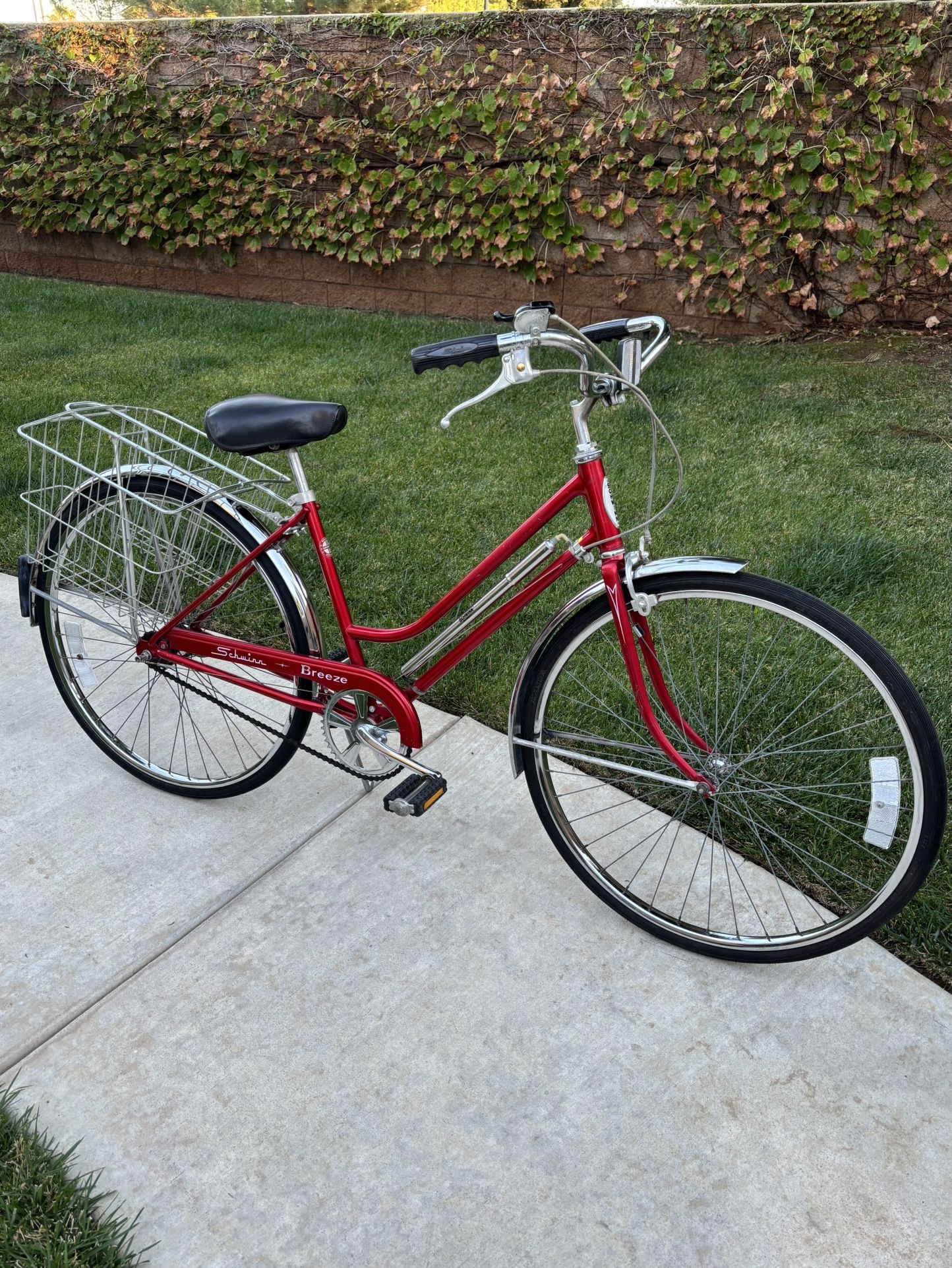 VINTAGE SCHWINN “BREEZE” 26” INCH WOMENS BICYCLE (CIRCA 1970’s)