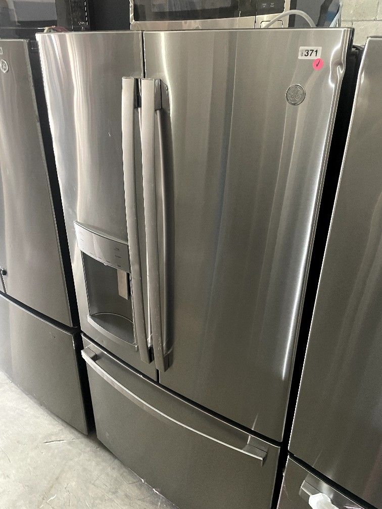GE 36” French door refrigerator stainless steel DENTED $750