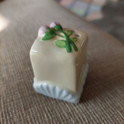 Ceramic Salt Shaker Flower  petit’ four rather than a cheesecake (french)