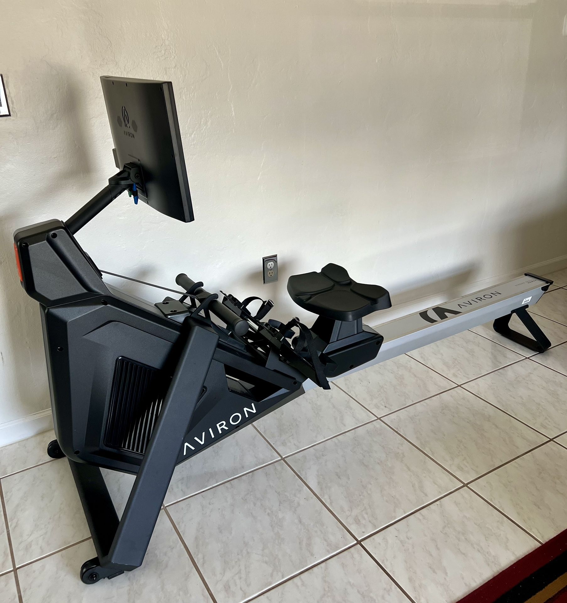 Aviron  Strong Series Rower With 22” Display
