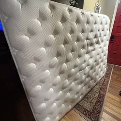 Pillow Top Queen mattress &  Boxspring . Read description 1st