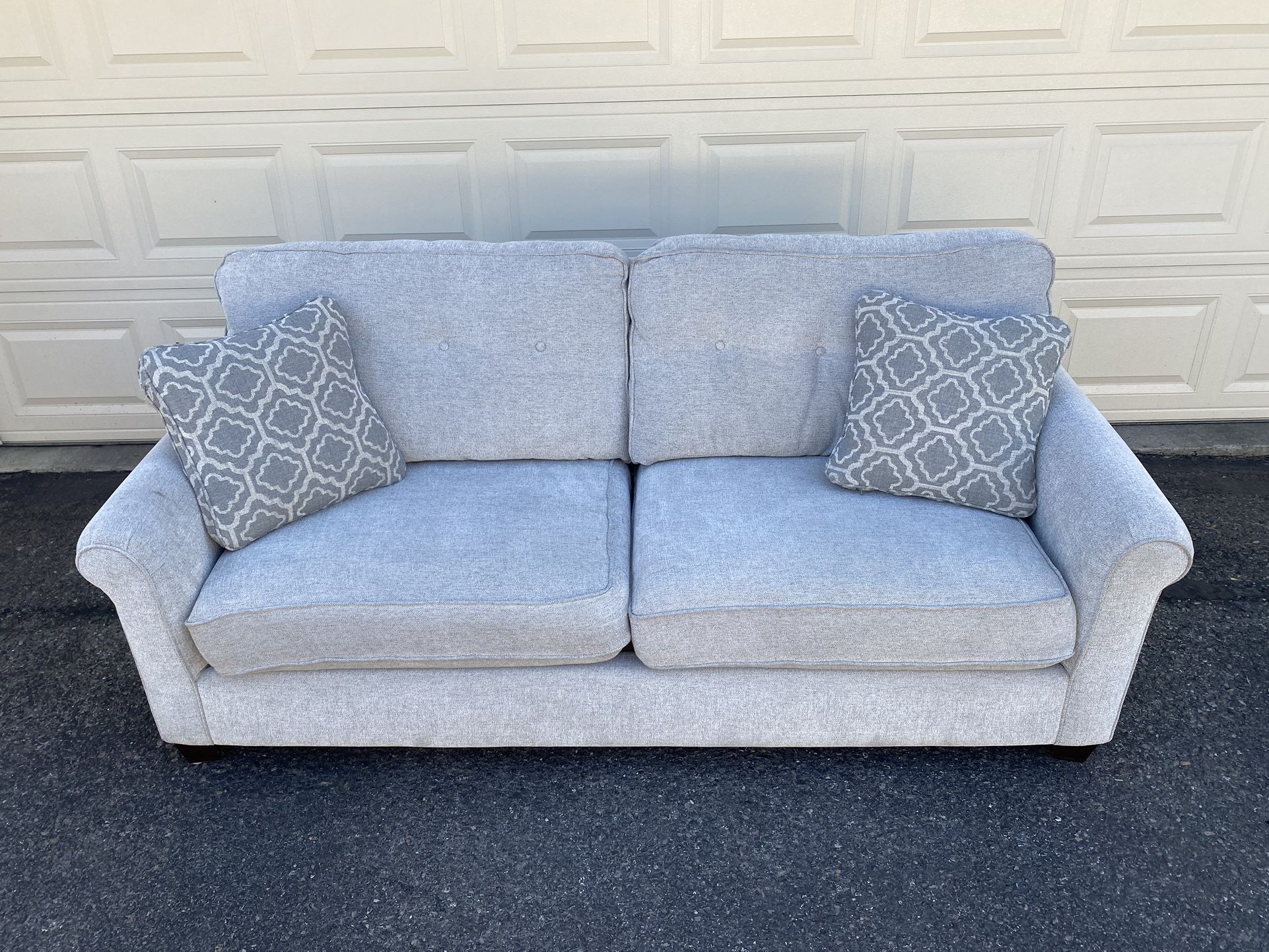 In demand Laurel Sofa La-Z-Boy couch Retail 1429.99 model 610411 Nice Sofa 