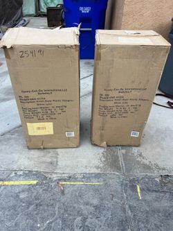 2 cajas de 72 piezas de ganchos para ropa at $25 la caja 