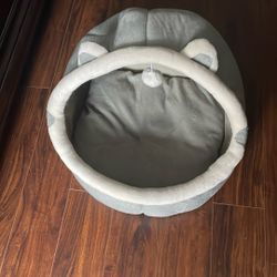 Cat lounge With Pillow https://offerup.com/redirect/?o=SW5zaWRlLk5ldw==.