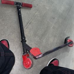 Check Description 🚨 For Sale: Like-New Razor Scooter for Kids! 🚨