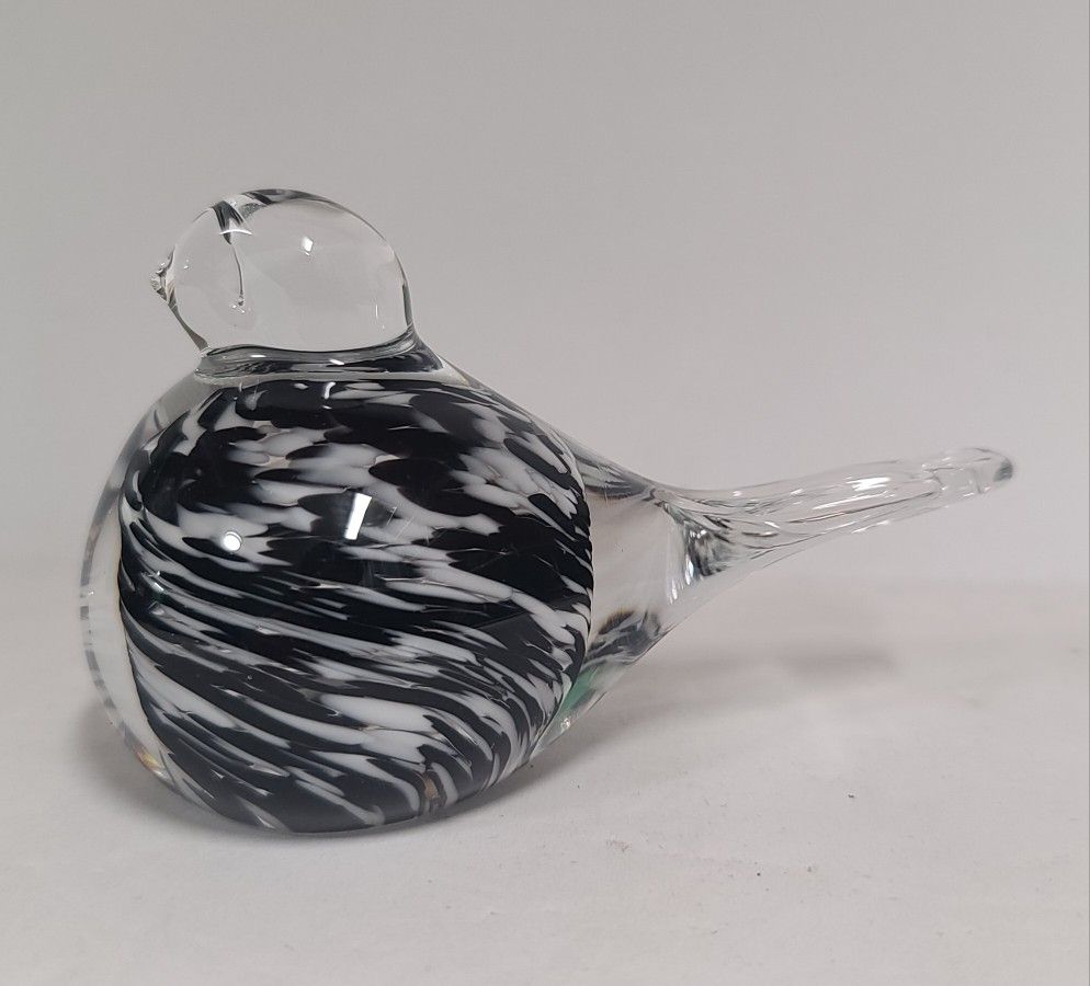 Beautiful Vintage Glass Bird Paperweight