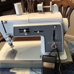 Singer Sewing Machine, Model 600 Works Great!