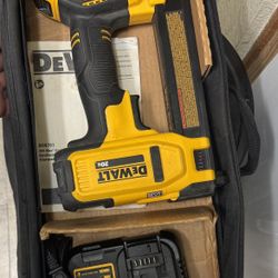 20 v DEWALT CORDLESS NAIL/staple Gun