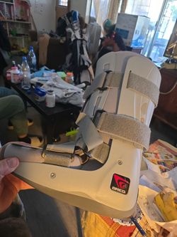 Breg medical walking boot. Size medium. Not sure if the pump works