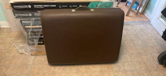 Foldable massage bed