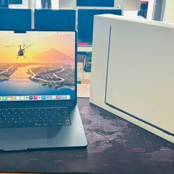 Apple MacBook Air 15” M3 2024 8GB 256GB In box Like