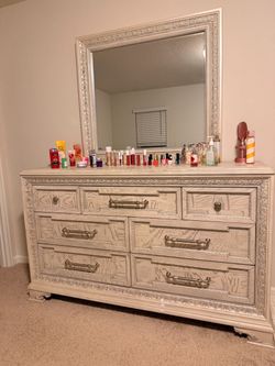Almost brand new dresser with mirror high quality