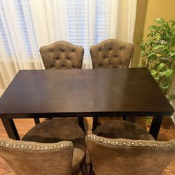 Dinning Room Table With Stools
