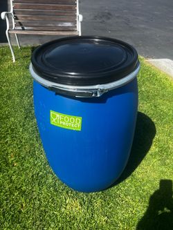 Heavy Duty Plastic Drum with Lid 30 Gallon Drum Blue Food Grade Water Barrel Storage Containers   I HAVE 4 AVAILABLE