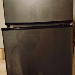 Arctic King Mini Fridge 