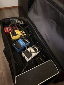 Electric guitar pedal board