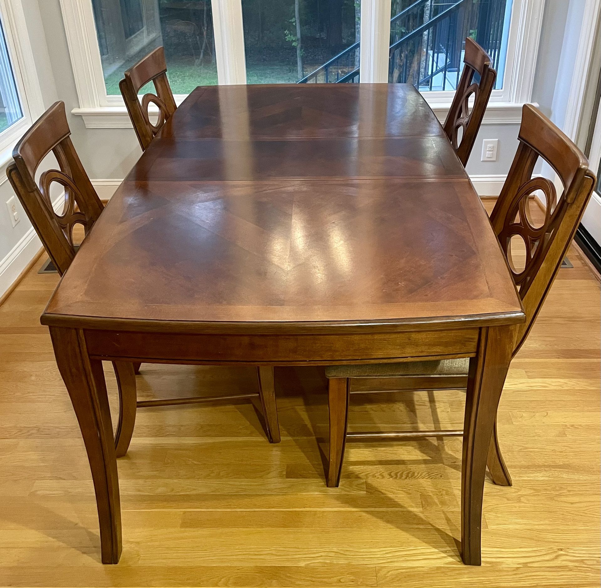 Dining Table (extendable) + 4 Chairs