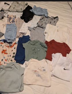 Brand new 32 pieces of little baby boy clothing  ( only used 1 time )  size is 0 to 3 months .