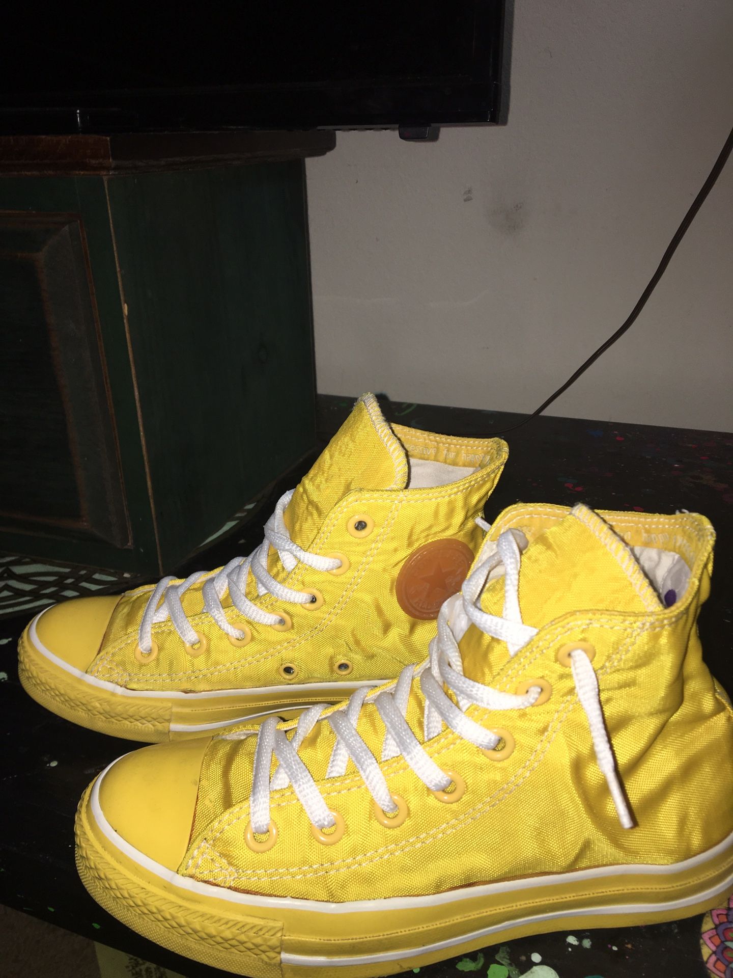 Vintage Converse Men’s Size 4 . In Like New Condition. Hard Color way To Find!