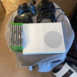 Xbox One , 4 Controllers , 6 Games 