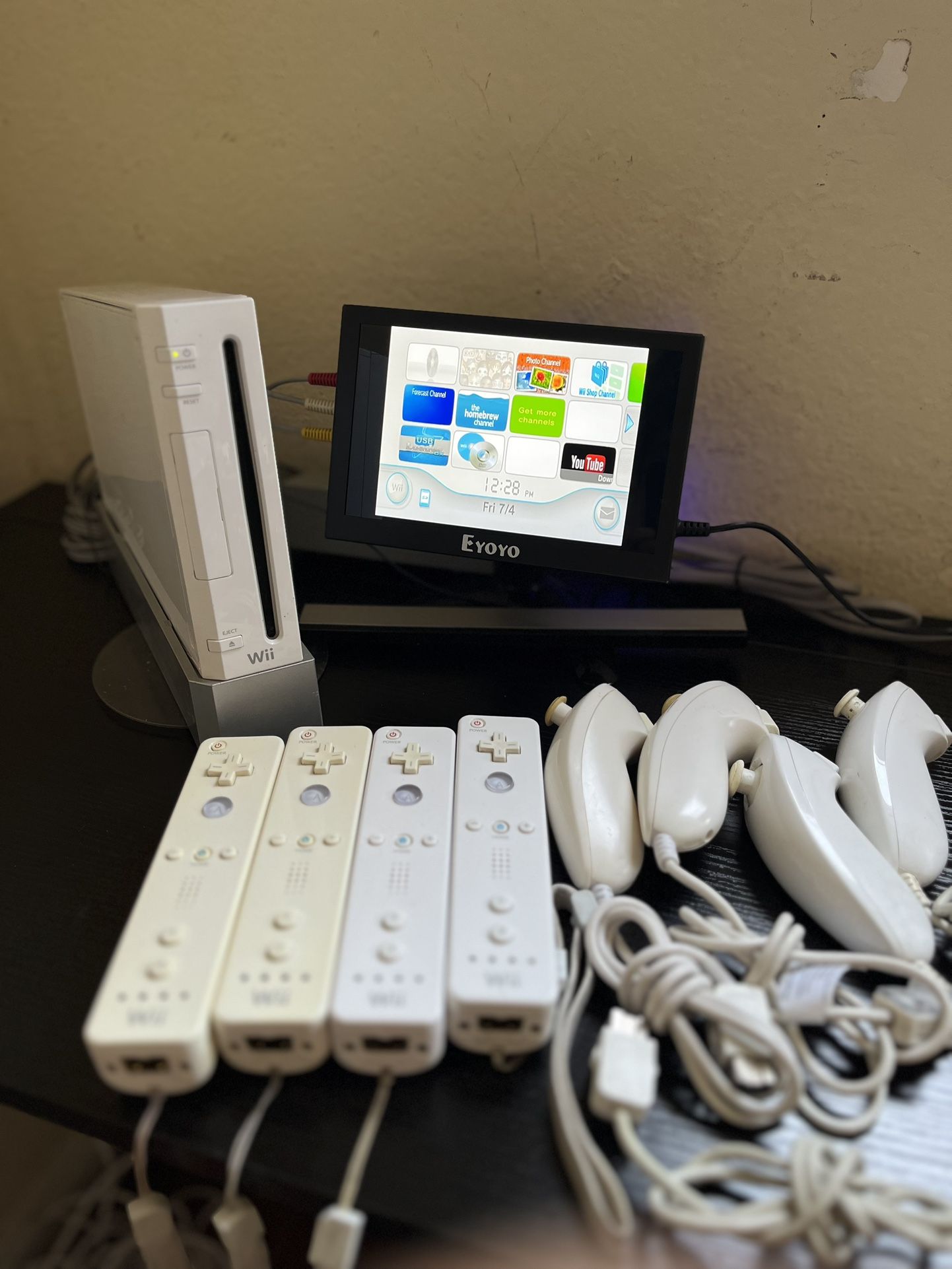 Nintendo Wii Console 4 Controllers 4 Nunchucks All Cables.