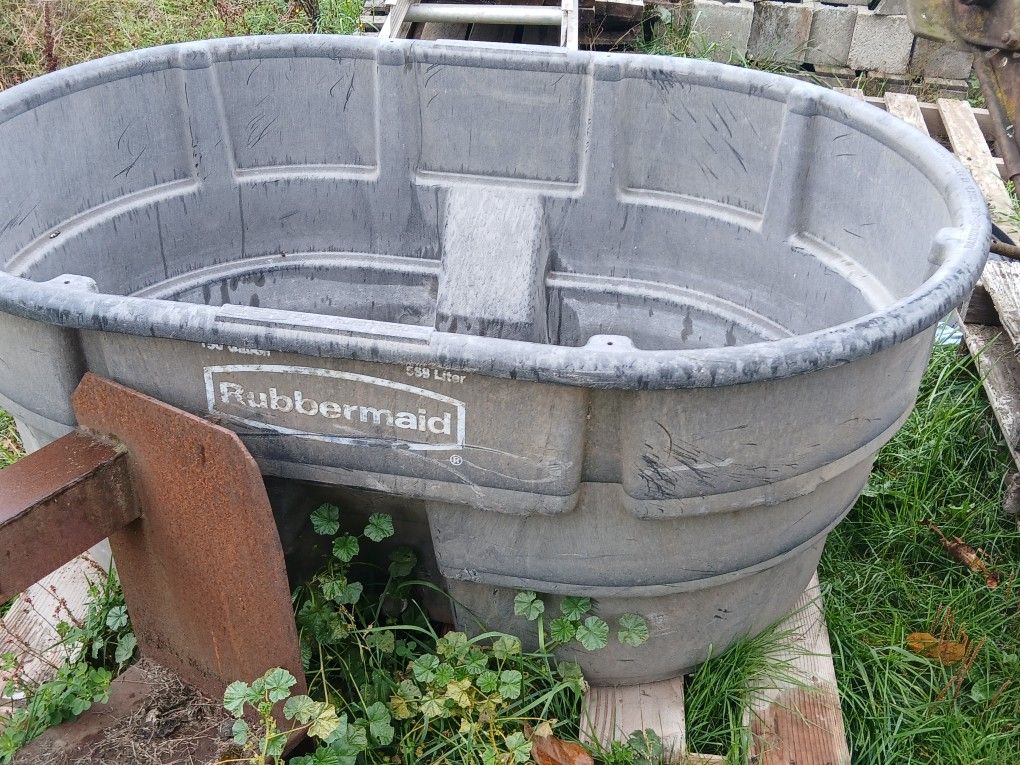 100 GALLON Rubber Maid Stock Tank