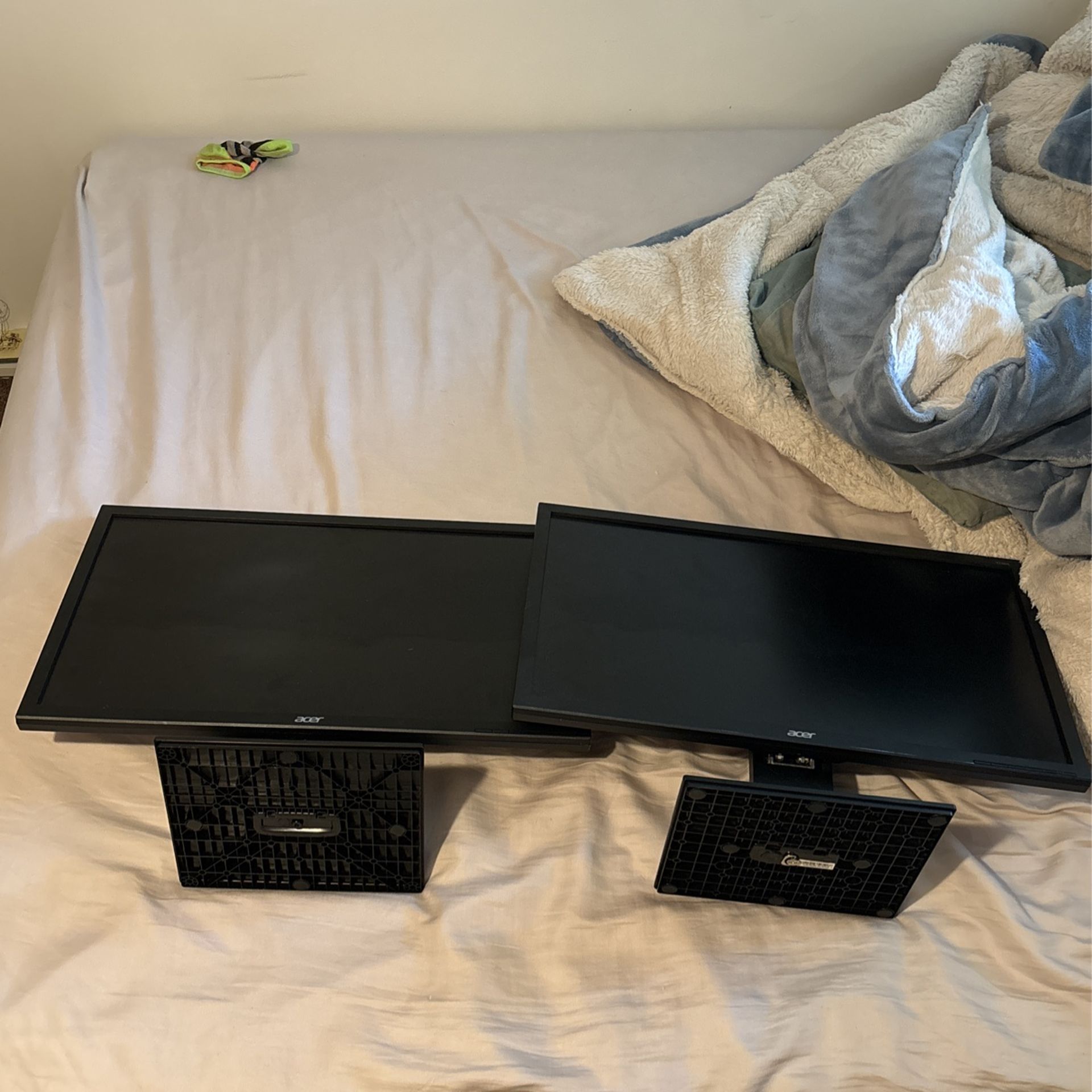 2x 24 in. Acer HD monitors