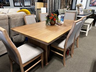 Beautiful wood dining room set! 🧡🔥 Extendable w/leaf!