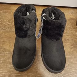 Brand New Platform Snow Boots – Size 6