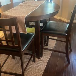 Dining table and chairs like new, little used Bel Furniture 