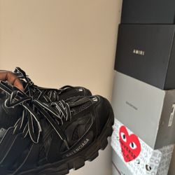 shoes throw a price 8, 8.5 