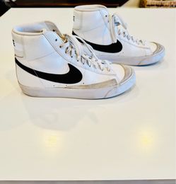 Women’s Nike Blazer Mid ’77 size 6