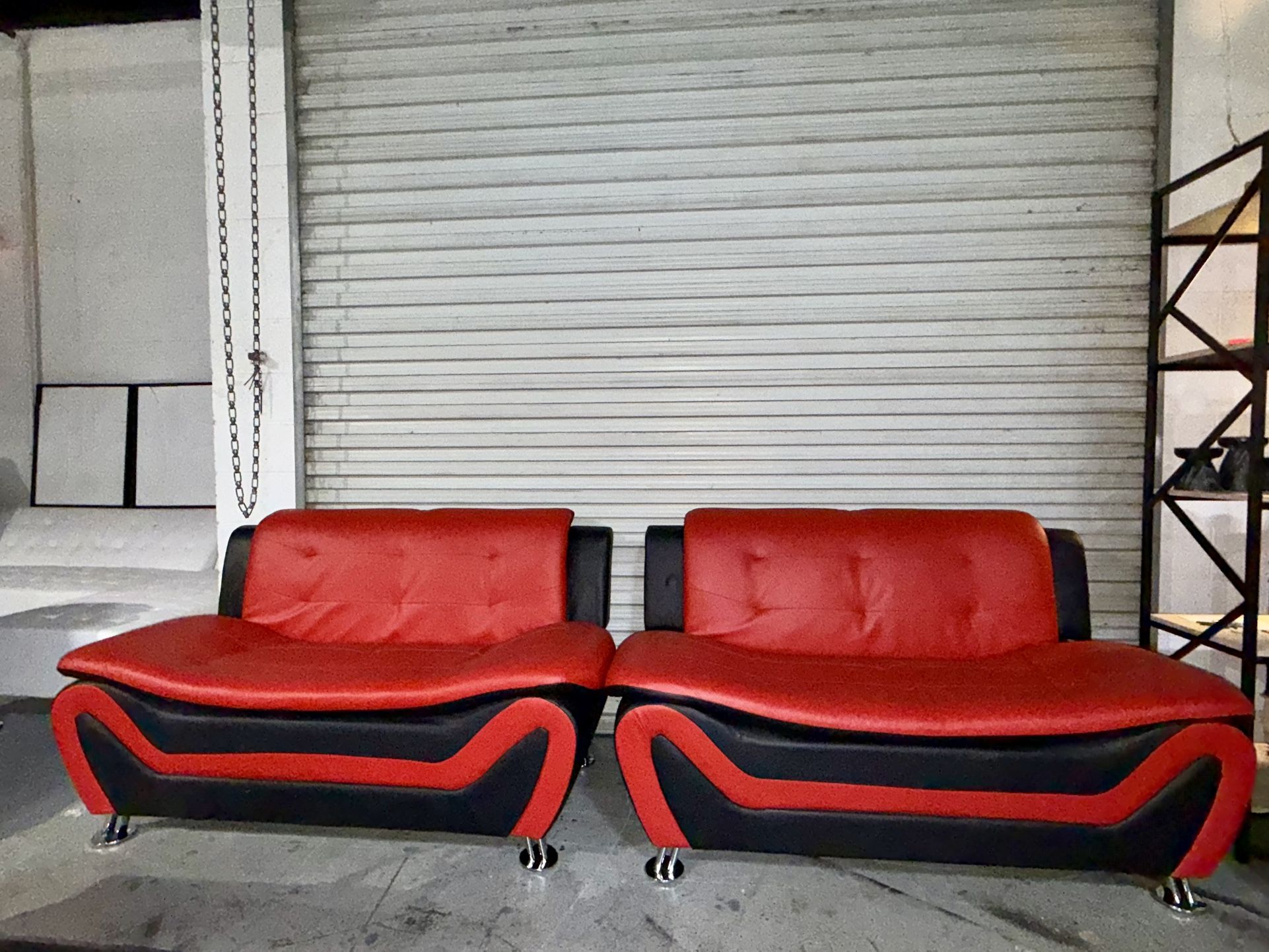 MODERN RED LOVESEAT 🔥 🚚 
