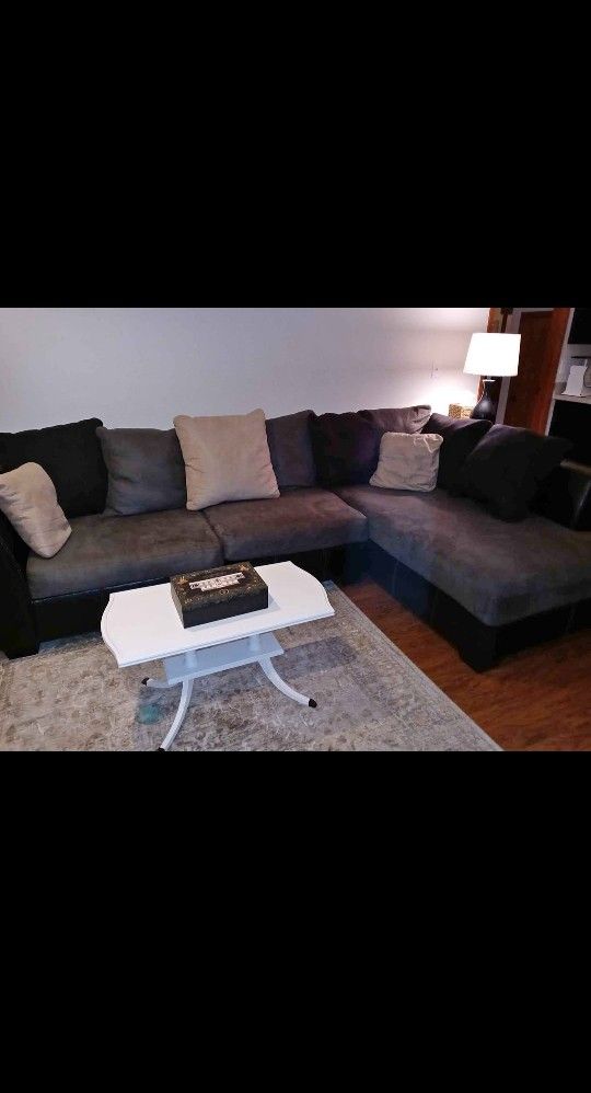 Sectional Sofa w/ 10 Loose Pillows