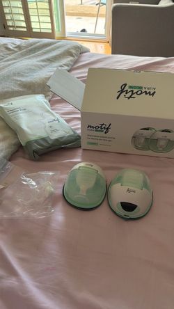 Wearable breast pump for moms on the go