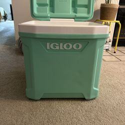 Igloo 90 qt Cooler with Cup Holders