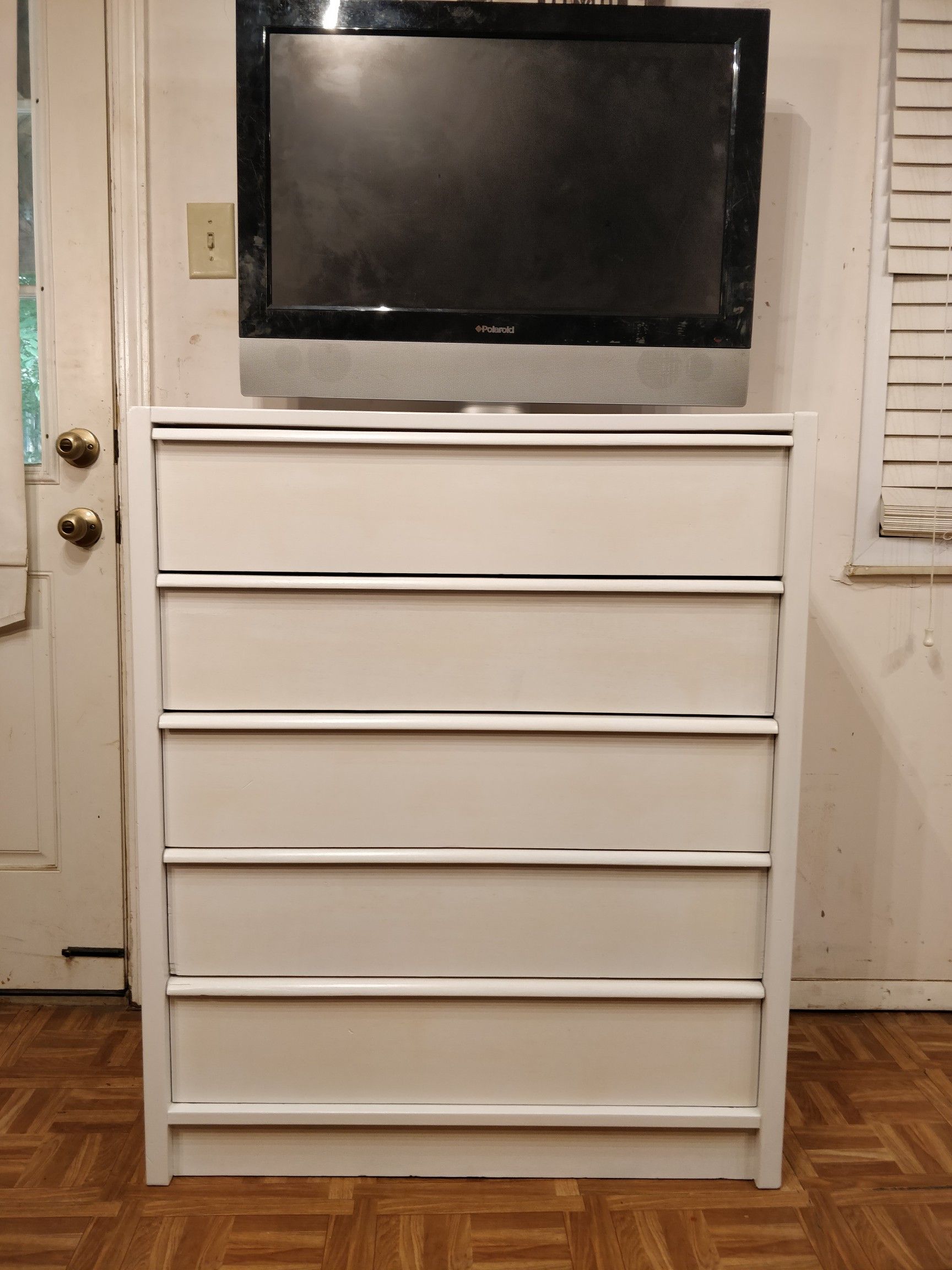 White chest dresser/ TV stand with big drawers in good condition all drawers working well dovetail drawers driveway pickup. L34"*W19"H40.5"