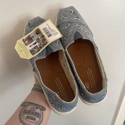 3.5Y Youth Classic Cornflower Blue Bee Embroidered Toms 