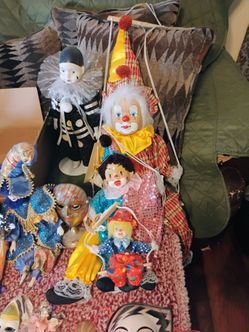 OVER 25 COLLECTOR CLOWNS & MASKS