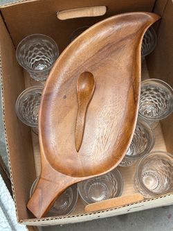 The unique leaf shape good quality wooden serving Tray with matching wooden spoon