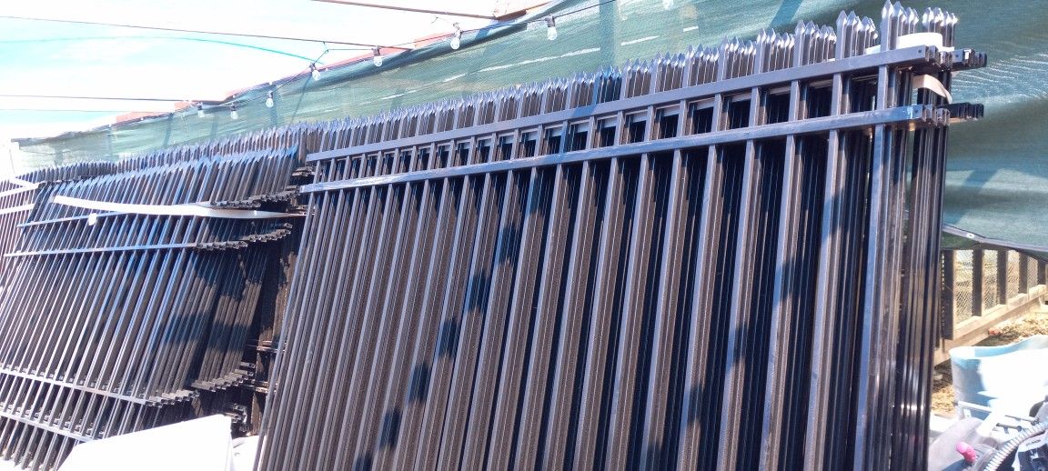 New  IRON FENCE PANELS. /  Paneles de Hierro, Nuevos. 